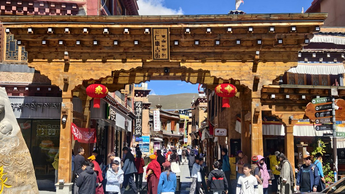 游客在理塘千户藏寨。甘孜州文广旅局供图