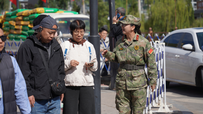▲党员志愿者为游客提供线路指引服务