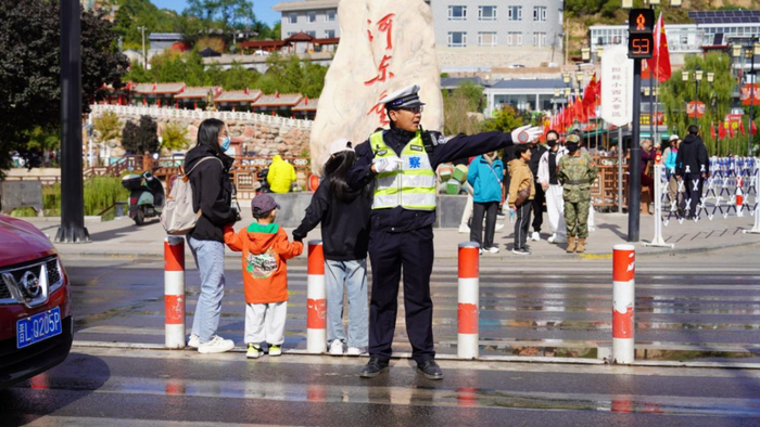 ▲交警队党支部组织党员、青年交警维护景区周边交通秩序