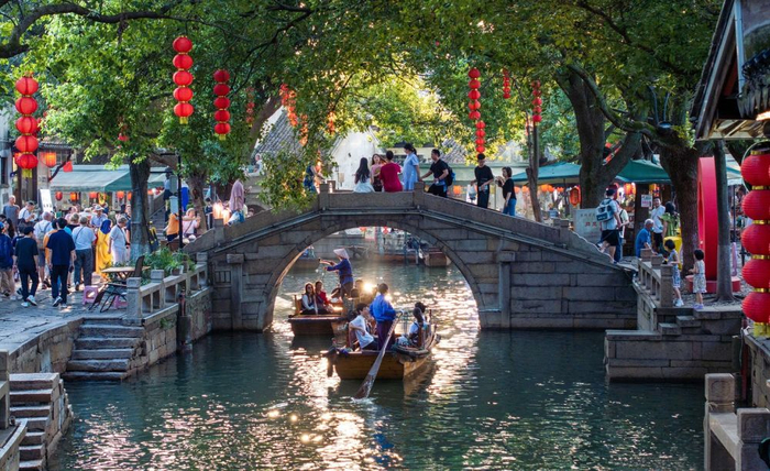 　　10月6日，游客在江苏省苏州市吴江区同里古镇游览（无人机照片）。新华社发（周社根摄）