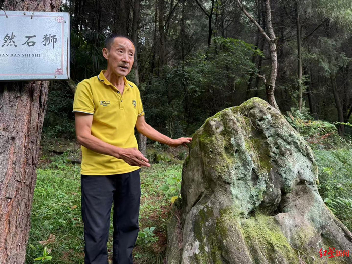 贺昌林向游客讲解园区里的天然石狮