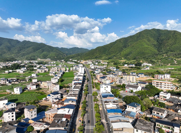 这是2026年7月24日拍摄的中复村一隅。新华社记者 韩旭 摄