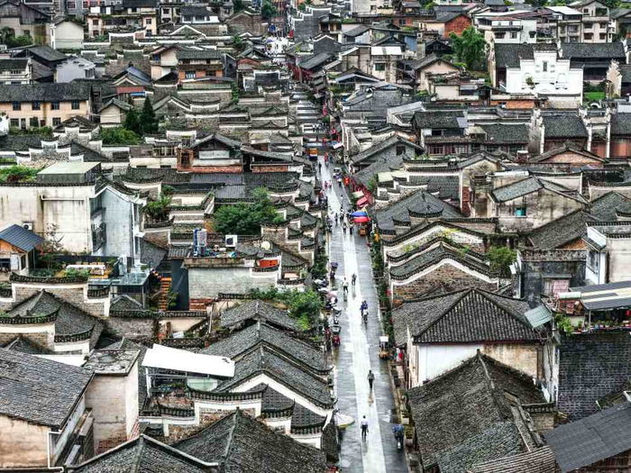 2026年7月2日，游客在贵州省黎平县翘街游览。新华社记者 杨文斌 摄