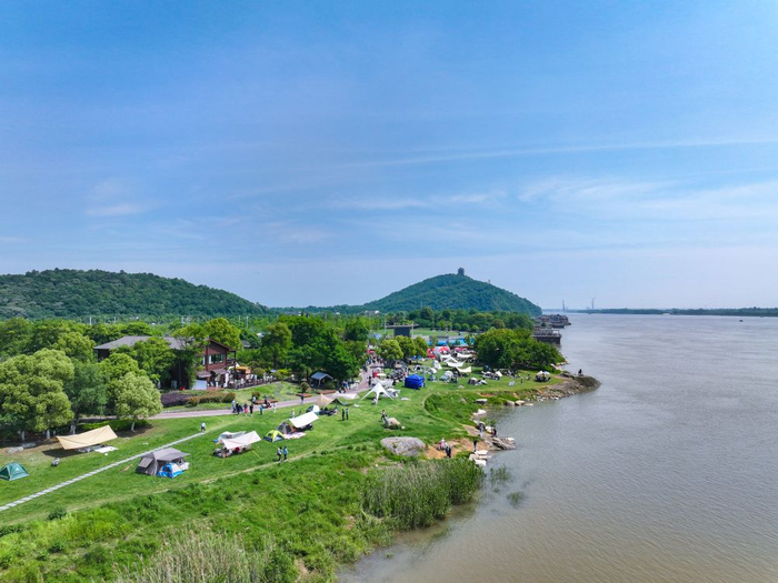　　位于长江东岸的马鞍山滨江公园。（濮勇 摄）