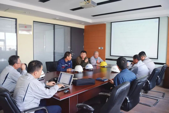 在项目例会上，企业统筹协调施工进度与风险管控。