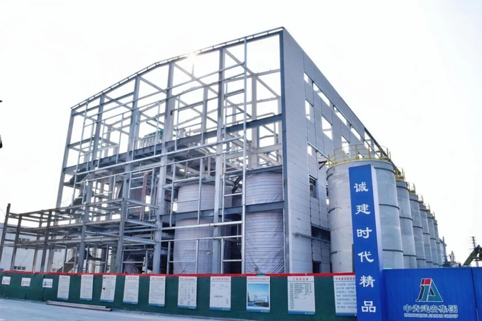 建筑外墙板安装正在紧锣密鼓进行。