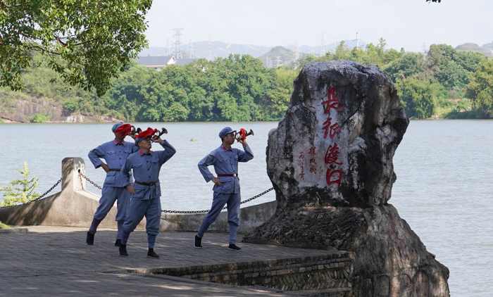 2026年7月22日，在江西于都东门渡口，演员在表演长征主题情景剧《告别》。新华社记者 周密 摄