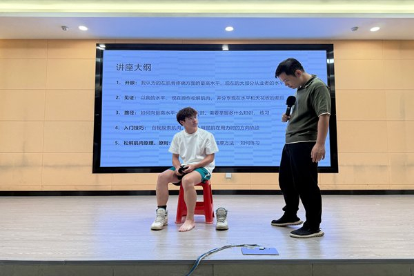 2025年9月25日,陈泽尧在广州松田职业学院体育与教育学院开展讲座。