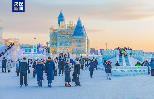 △游客在第二十七届哈尔滨冰雪大世界游玩