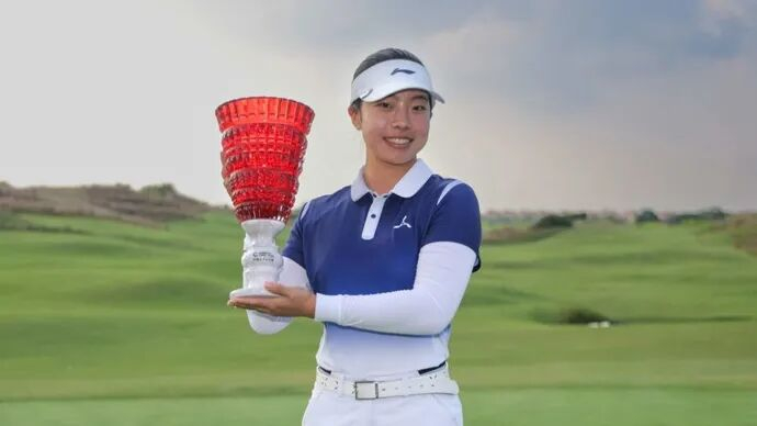 16岁的刘宇婕成为中国女子公开赛创办以来首位业余冠军，她还有一个身份是刘国梁的女儿。