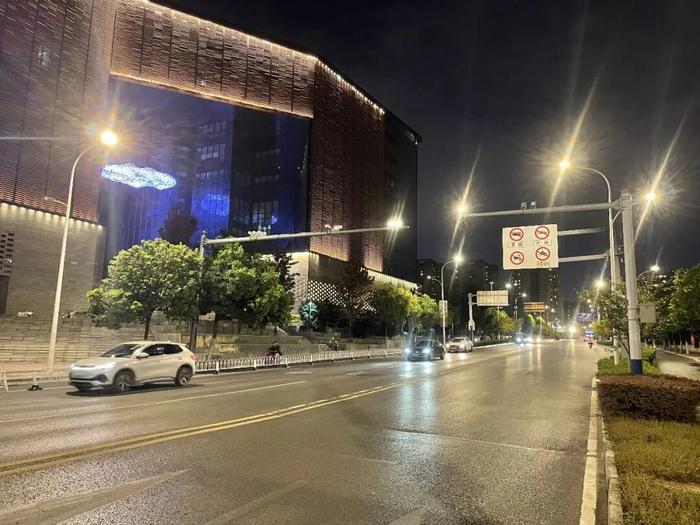 图丨庐阳市民中心路段路灯效果 
