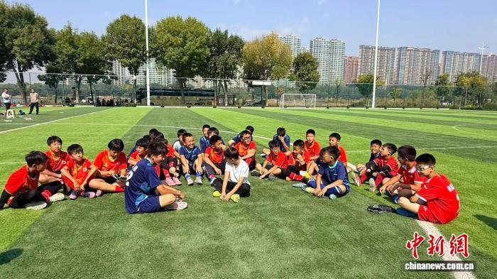 10月9日，首场比赛结束后，晋疆少年赛后交流。中新网记者杨杰英 摄