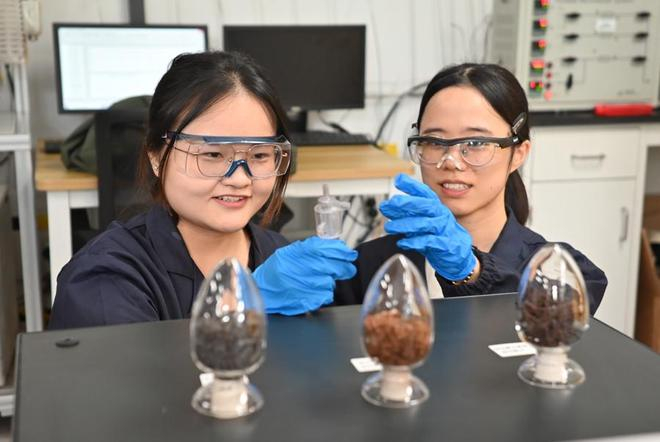 华东理工大学参展项目“工业烟气CO₂捕集及转化利用全链条技术”的三代催化剂。徐瑞哲 摄