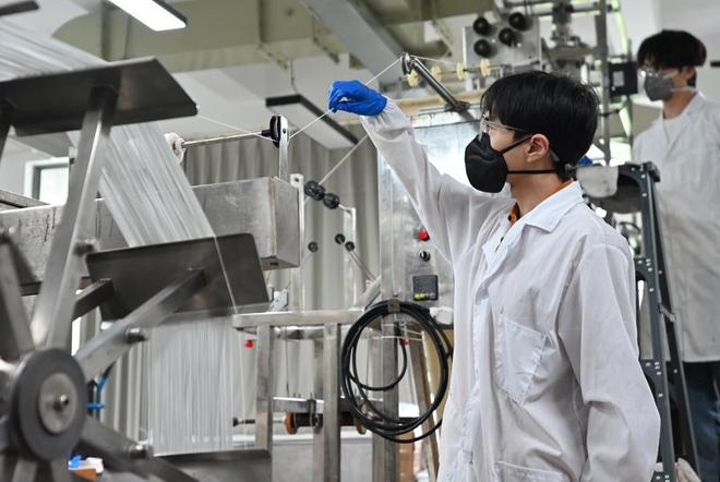 上海工程技术大学参展项目在国际首创了热法纤维增强聚乙烯中空纤维膜制备技术，膜产品综合性能优于国内外同类产品。徐瑞哲 摄