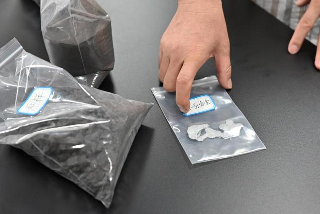 墨黑的煤矸石原样最终变为铝硅合金片。徐瑞哲 摄