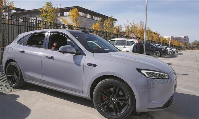     10月8日，一名司机在十师北屯市利用智能泊车系统进行自动泊车。兵团日报常驻记者  李正虎  摄