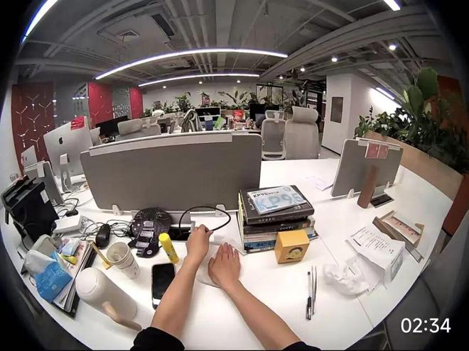 办公环境采集易录入大量公司信息，图/「电厂」进行工位整理任务采集画面