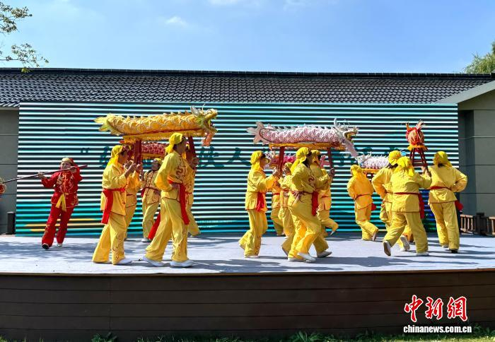 村民表演极具地方特色的“黄珏板凳龙”。崔佳明 摄