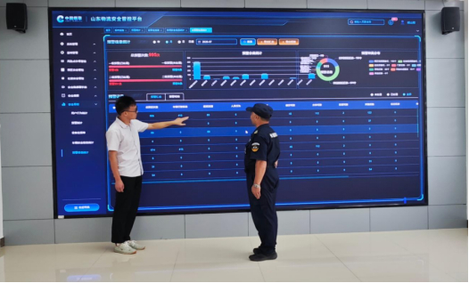 图为工作人员定期分析安全预警信息（泰安烟草供图）