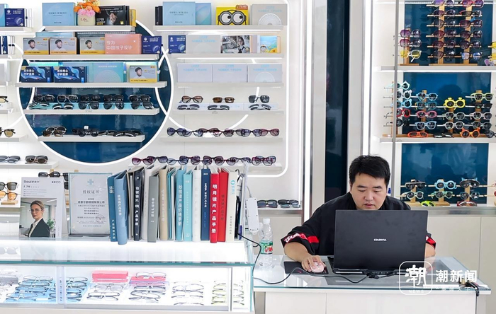 成都华都眼镜店老板陈爱军，在守店空闲时，使用AI创作仙侠古风短视频。记者 朱海伟 沈听雨摄