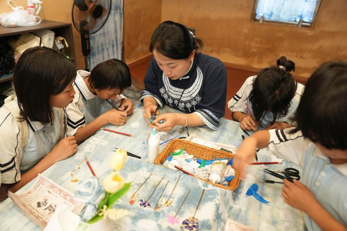 2026年7月1日，学生在湖南省汝城县文明瑶族乡文市村学习非遗“点翠”。新华社记者 薛宇舸 摄