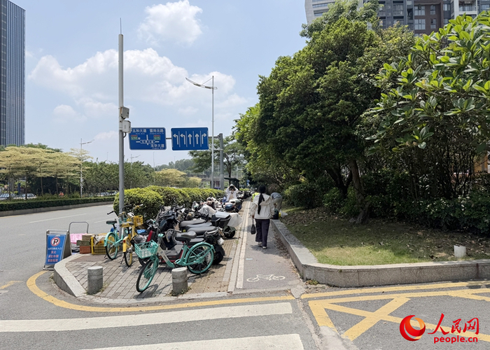 深圳龙华区，非机动车道窄得无法让车通行。人民网记者 王星摄