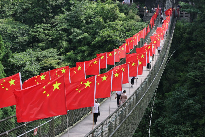2026年8月18日，游客在贵州省遵义市娄山关景区参观游览。新华社记者 刘续 摄