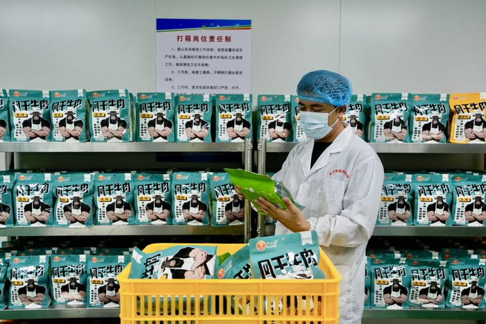 2026年8月30日，同心县返乡创业青年在其经营的食品公司包装车间内查看产品质量。新华社记者 杨植森 摄