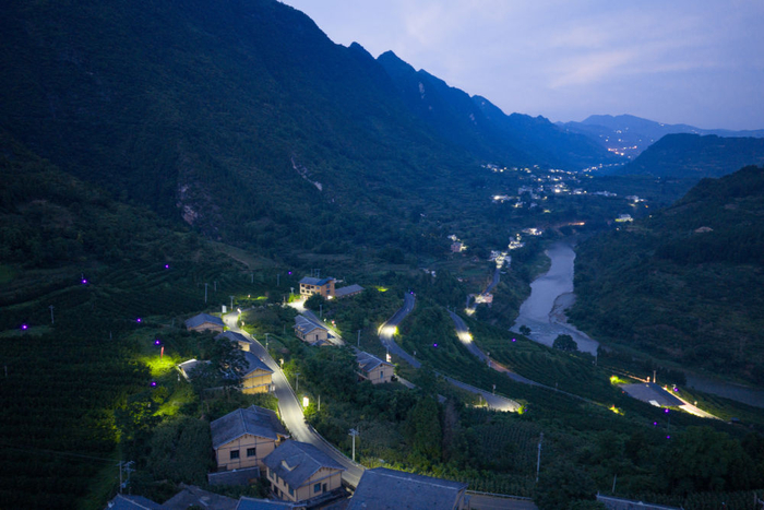 2026年7月15日，堰塘村路边的太阳能路灯照亮夜归路。新华社记者 江宏景 摄
