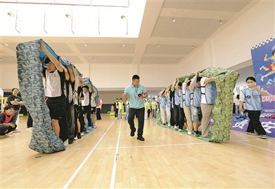 10月10日，参赛队伍在进行同舟共济项目比赛。 贵阳日报融媒体记者 石照昌 摄