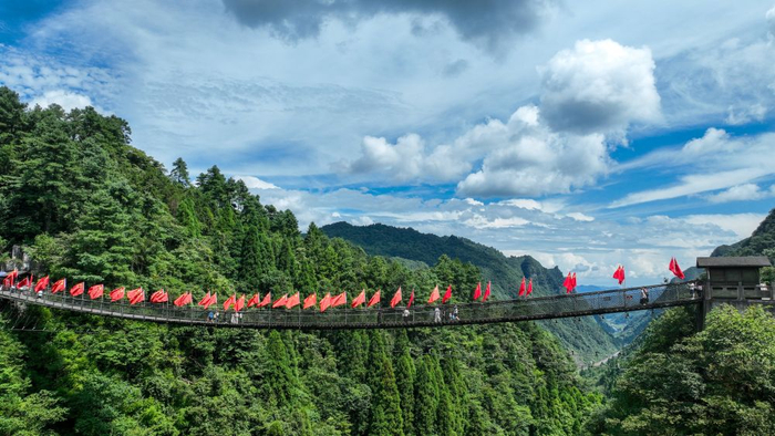 这是2026年8月6日在贵州省遵义市汇川区娄山关景区拍摄的长空桥。新华社发（罗星汉 摄）