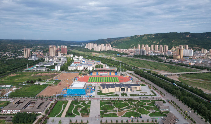 这是2026年8月18日拍摄的平凉市泾川县县城风光。新华社记者 陈斌 摄