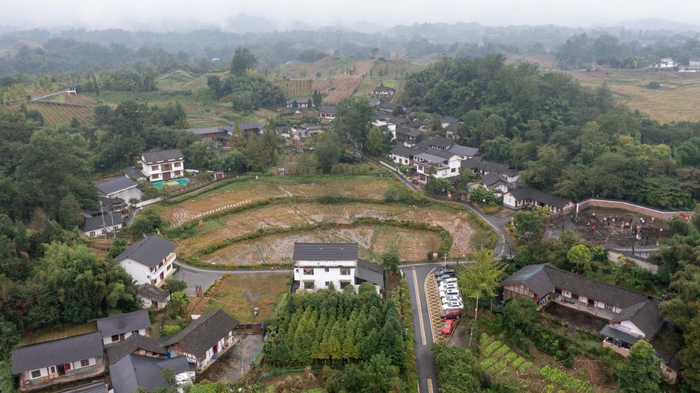 这是10月10日拍摄的四川省雅安市天全县红军村俯瞰图（无人机照片）。新华社记者胥冰洁 摄