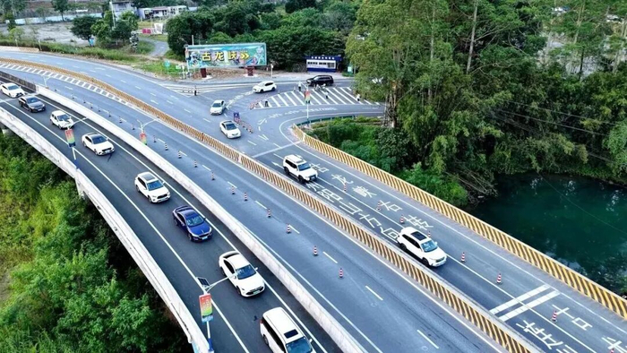 2026年国庆假期，清新区古龙峡路段由警车开路实行临时借道通行。通讯员供图