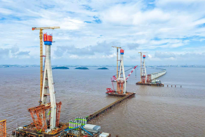 图为建设中的通苏嘉甬高铁杭州湾跨海铁路大桥