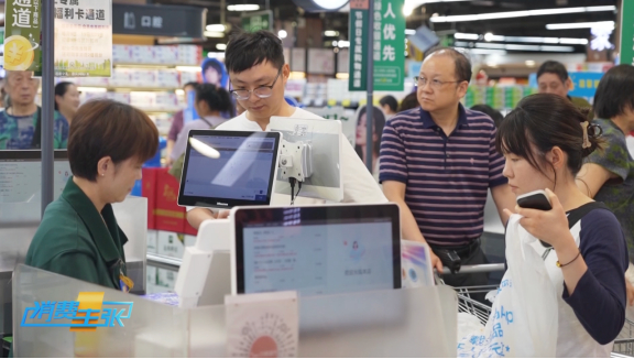 △图说：各地消费券、入境便捷支付、点亮城市活动等促消费举措，也带动了线下消费热。