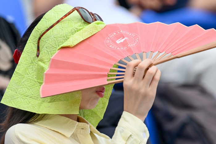2025年10月7日，上海，久事体育场馆旗忠网球中心，天气炎热，观众用纸巾和扇子遮阳。澎湃新闻记者 朱伟辉 图