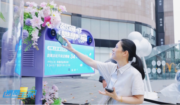 △图说：在上海，点亮装置是“上海光影节”的一个环节，吸引了众多市民来打卡。