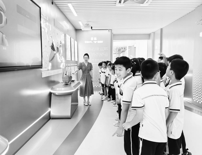 后田学校学生在科技长廊研学参观。（资料图片）