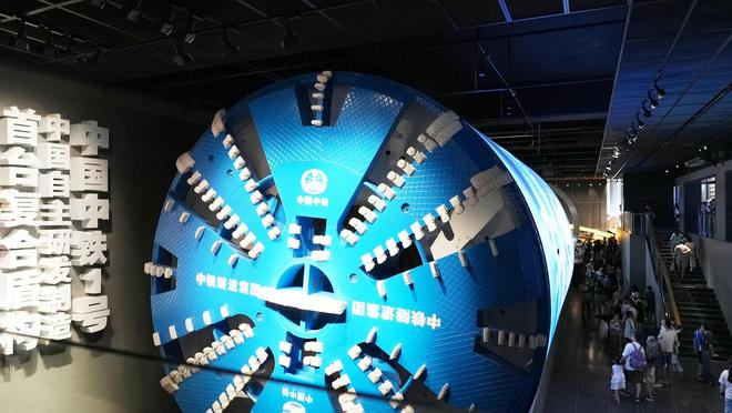 ▲广州南沙隧道博物馆的“中国中铁1号”盾构机展示区图据ICphoto