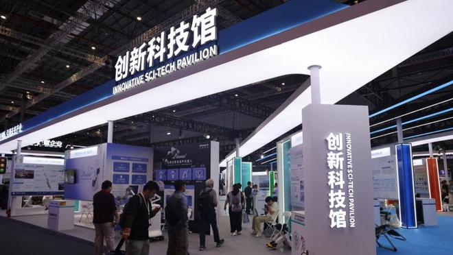 第二十六届中国国际工业博览会“创新科技馆”展区（文汇报袁婧/摄）