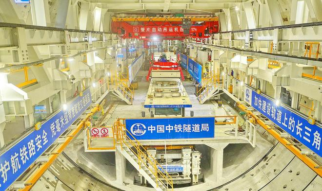 ▲今年9月9日，江苏太仓，盾构机“领航号”在崇太长江隧道2号竖井完成二次始发图据视觉中国