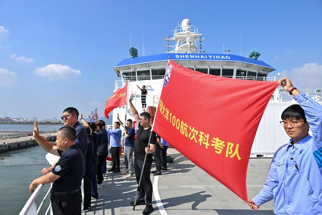 　　科考队员向岸上送行人员挥手道别。新华社记者 李鑫 摄