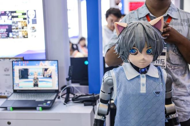图为上海大学展区带来了一款AI原生·虚实一体偶像系统。