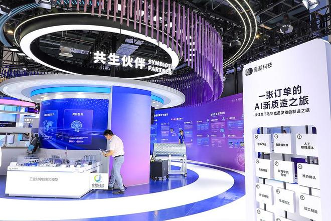 2026年7月18日，上海，世界人工智能大会（WAIC）举行。图为“黑湖科技”展台。视觉中国 图