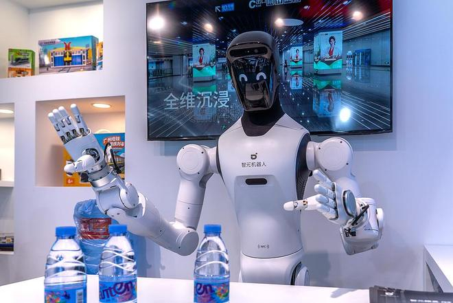 图为智元机器人精灵G2工业级交互式具身作业机器人。视觉中国 图