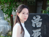 60岁李若彤一身白衣现身活死人墓：别人打卡我回家