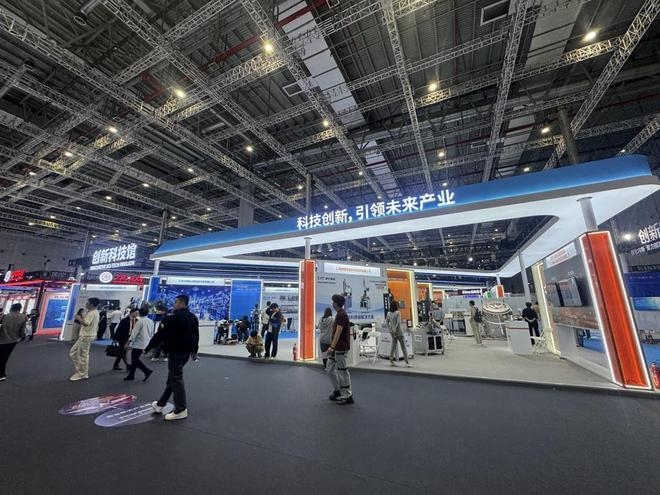 第二十六届中国国际工业博览会“创新科技馆”展区（文汇报袁婧/摄）