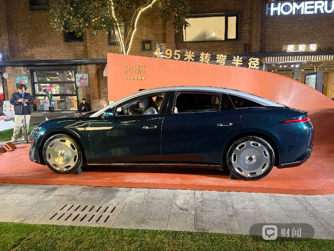 撞色车身及轮毂造型看齐百万级豪车 姚飞/摄