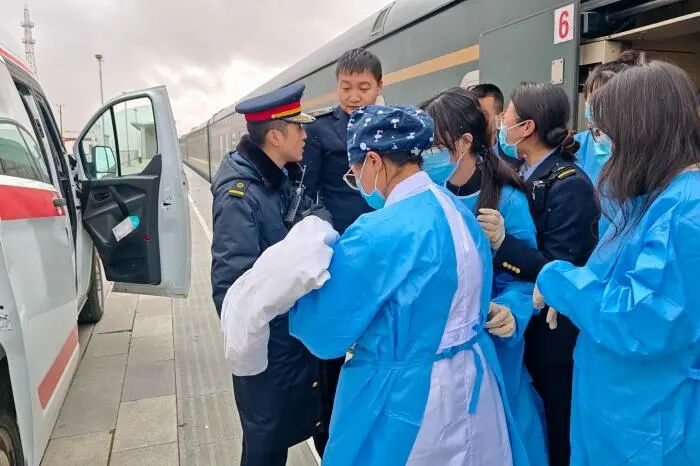 图为10月10日，在青藏铁路那曲安多站，产妇和新生儿顺利交接给西藏安多县人民医院。（中国铁路青藏集团有限公司供图）
